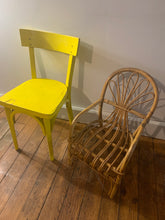 Charger l&#39;image dans la galerie, Petite chaise enfant de couleur jaune