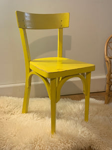 Petite chaise enfant de couleur jaune