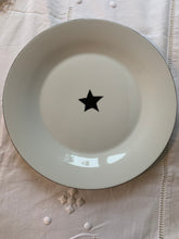 Charger l&#39;image dans la galerie, 6 Assiettes en porcelaine blanche avec une étoile noire peinte à la main