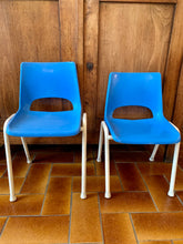 Charger l&#39;image dans la galerie, Petite chaise bleue