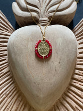 Charger l&#39;image dans la galerie, Collier avec médaille Santa Maria rouge bordeaux