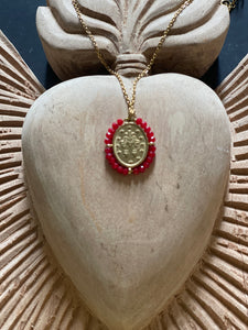Collier avec médaille Santa Maria rouge bordeaux
