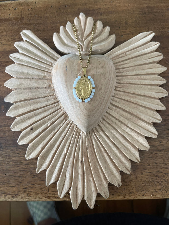 Collier avec sa médaille blanche