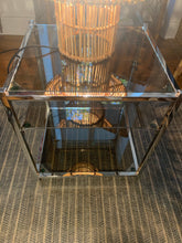 Charger l&#39;image dans la galerie, Petite table chromée et verre fumé