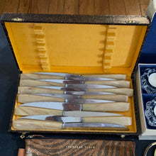 Charger l&#39;image dans la galerie, 12 couteaux en nacre anciens