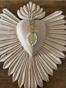 Collier avec sa médaille blanche